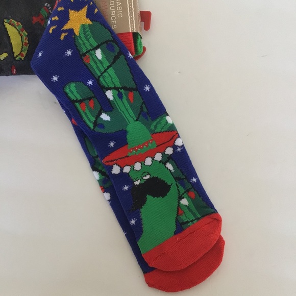 FELIZ NAVIDAD CHRISTMAS SOCKS PACK OF TWO NWT SIZE 10-13 - Picture 10 of 11